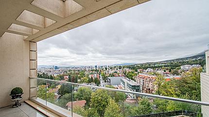 Exceptional spacious 3 bedroom property in a prestigious complex