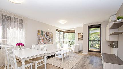 Обзаведен двустаен апартамент за продажба в затворен комплекс в кв.Симеоново