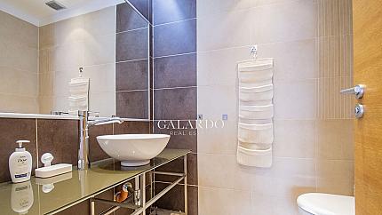 Sunny apartment with two bedrooms and a garage in a gated complex, Krustova Vada quarter