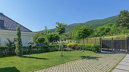 Луксозно обзаведена нова къща с 4 спални в полите на Витоша