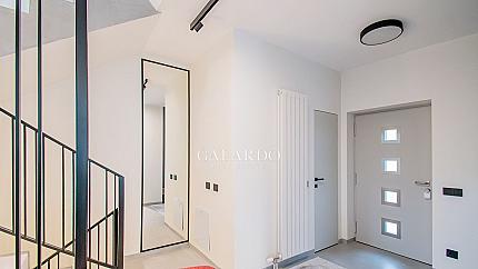 Модерна луксозна къща в затворен комплекс в полите на планина Лозен