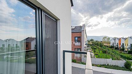 Модерна луксозна къща в затворен комплекс в полите на планина Лозен