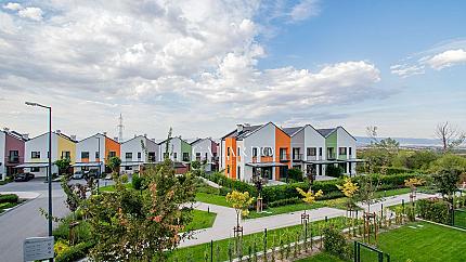 Модерна луксозна къща в затворен комплекс в полите на планина Лозен