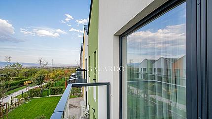 Модерна луксозна къща в затворен комплекс в полите на планина Лозен