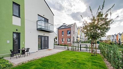 Модерна луксозна къща в затворен комплекс в полите на планина Лозен