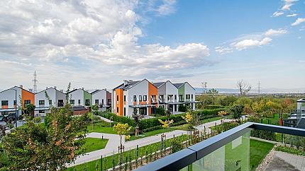 Модерна луксозна къща в затворен комплекс в полите на планина Лозен