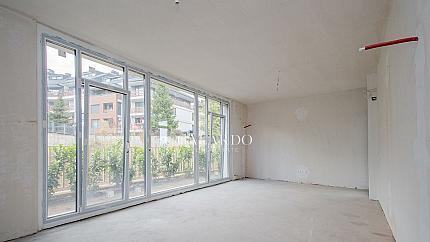 Слънчев апартамент с една спалня и собствен двор в затворен комплекс в кв. Бояна