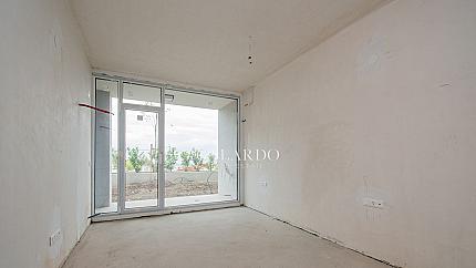 Слънчев апартамент с една спалня и собствен двор в затворен комплекс в кв. Бояна