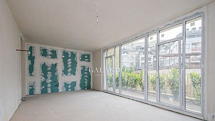 Слънчев апартамент с една спалня и собствен двор в затворен комплекс в кв. Бояна