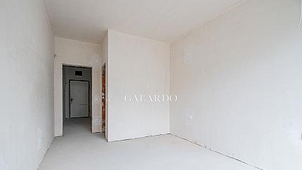 Слънчев апартамент с една спалня и собствен двор в затворен комплекс в кв. Бояна