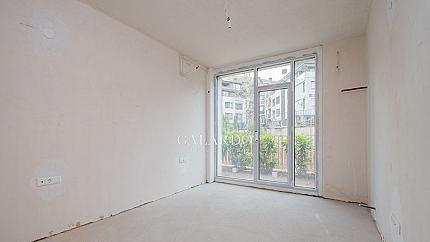 Слънчев апартамент с една спалня и собствен двор в затворен комплекс в кв. Бояна