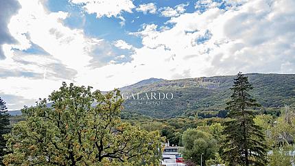 Слънчев апартамент с една спалня и собствен двор в затворен комплекс в кв. Бояна