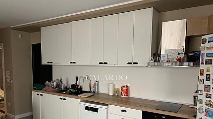 Тристаен обзаведен апартамент в Бояна