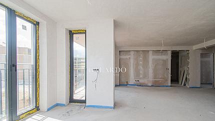 Прекрасен тристаен апартамент в затворен комплекс в сграда с класически стил до Макси, кв. Витоша