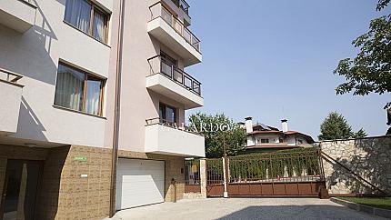 Тристаен апартамент със собствен двор в кв. Драгалевци