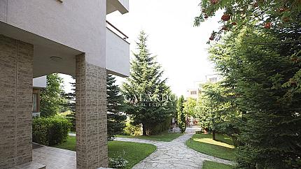 Тристаен апартамент със собствен двор в кв. Драгалевци