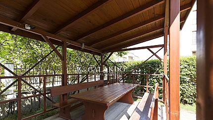 Тристаен апартамент със собствен двор в кв. Драгалевци