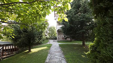 Тристаен апартамент със собствен двор в кв. Драгалевци