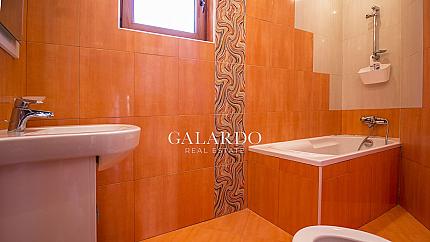 Тристаен апартамент в затворен комплекс