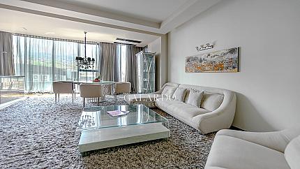 Просторен дизайнерски апартамент в к-с със Спа и Фитнес