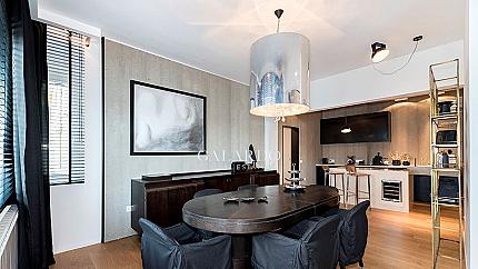 Дизайнерски апартамент с три спални в идеален център под наем