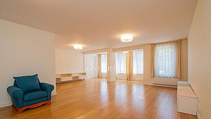 Four-bedroom apartment near James Bourchier metro station