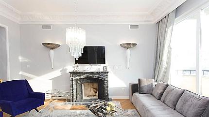 Елегантен апартамент в класически стил под наем в Център