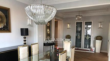 Елегантен апартамент в класически стил под наем в Център