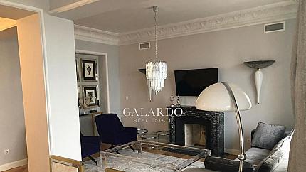 Елегантен апартамент в класически стил под наем в Център