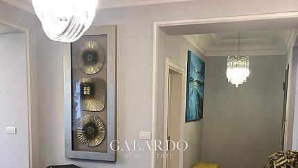 Елегантен апартамент в класически стил под наем в Център