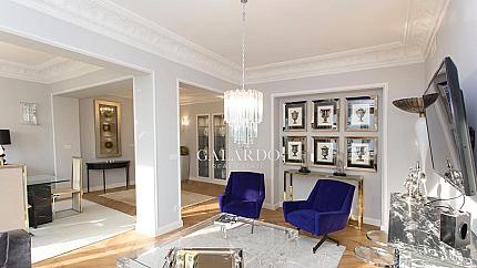Елегантен апартамент в класически стил под наем в Център