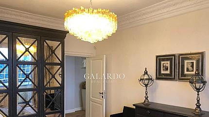 Елегантен апартамент в класически стил под наем в Център