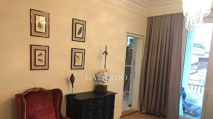 Елегантен апартамент в класически стил под наем в Център