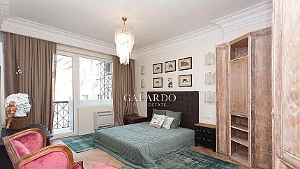 Елегантен апартамент в класически стил под наем в Център