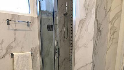 Елегантен апартамент в класически стил под наем в Център