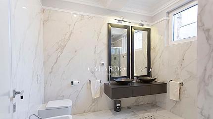 Елегантен апартамент в класически стил под наем в Център