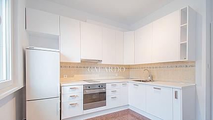 Луксозен апартамент на престижната ул. Съборна