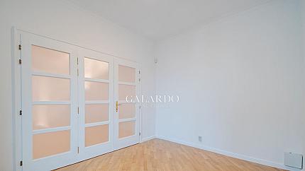 Луксозен апартамент на престижната ул. Съборна