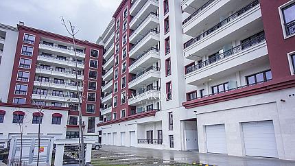 Луксозен апартамент с 3 спални в Младост 4