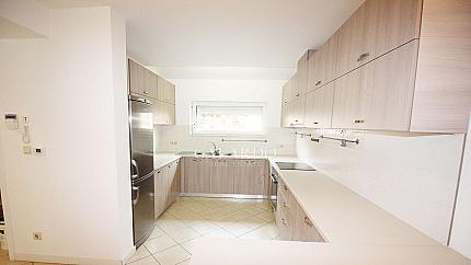 Къща под наем в затворен комплекс в кв.Витоша