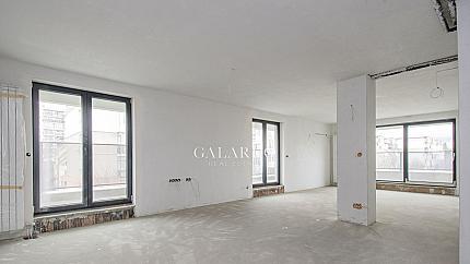 Апартамент на две нива с три спални в кв. Дианабад