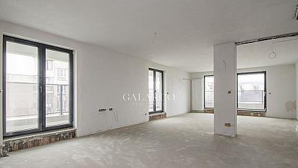 Апартамент на две нива с три спални в кв. Дианабад