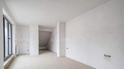 Апартамент на две нива с три спални в кв. Дианабад