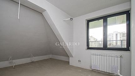 Апартамент на две нива с три спални в кв. Дианабад