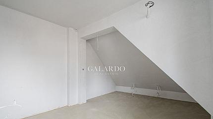 Апартамент на две нива с три спални в кв. Дианабад