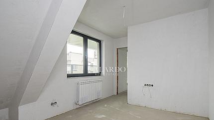 Апартамент на две нива с три спални в кв. Дианабад