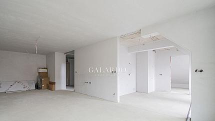 Четиристаен апартамент на две нива за продажба в кв. Дианабад