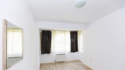 Тристаен апартамент със собствен двор в кв. Драгалевци