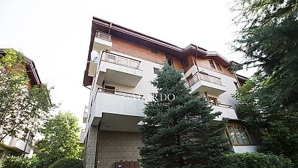 Тристаен апартамент със собствен двор в кв. Драгалевци