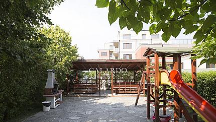 Тристаен апартамент със собствен двор в кв. Драгалевци